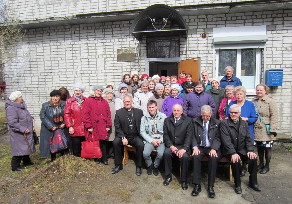 Segezhan seurakunnan väki ja vieraat kokoontuivat yhteiskuvaan seurakunnan 20-vuotisjuhlan kunniaksi.