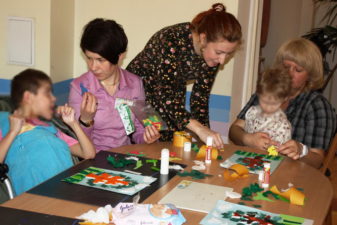 Kazhdyj'n vapaaehtoiset ja työntekijät järjestävät Hospiksessa asuville lapsille ja nuorille vaihtelua laitoksen arkeen. Kuva: Kazhdyj-säätiö