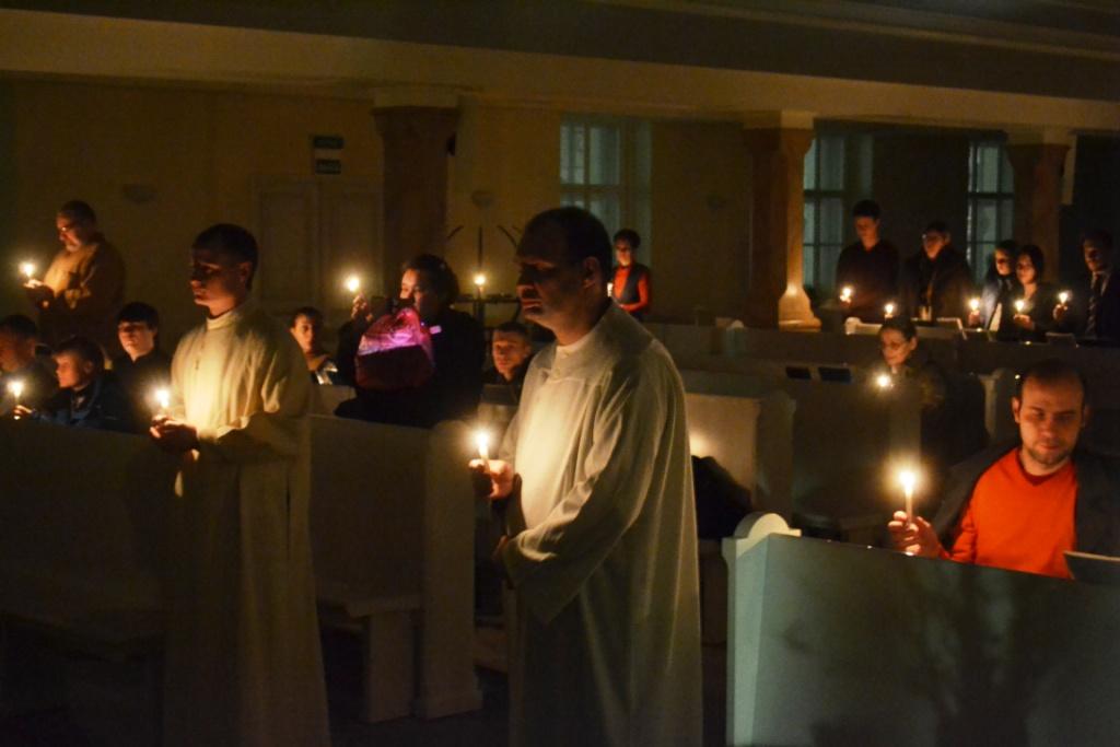 Pyhän Marian kirkossa pääsiäispäivää edeltävänä yönä ylösnousemusta eli valon tuloa pimeyteen symboloidaan kynttilöiden sytyttämisellä pimeässä kirkossa.