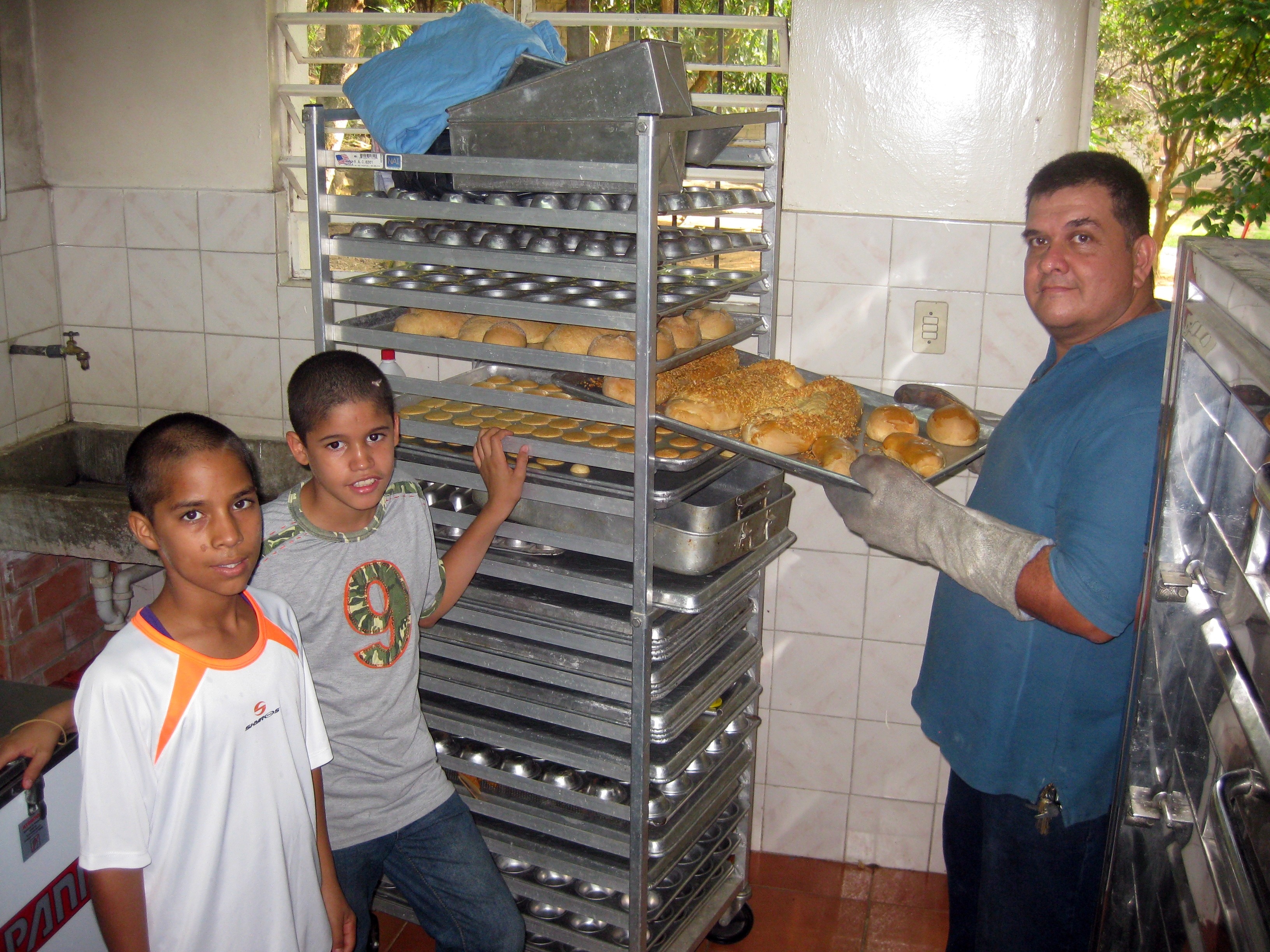 Casa Hogar on noin kahdentoista pojan turvakoti. Pojat viljelevät vihanneksia ja kasvattavat kanoja. Vuonna 2010 rakennettiin Iisalmen seurakunnan ja Lähetysseuran Lasten Pankin tuella leipomo
