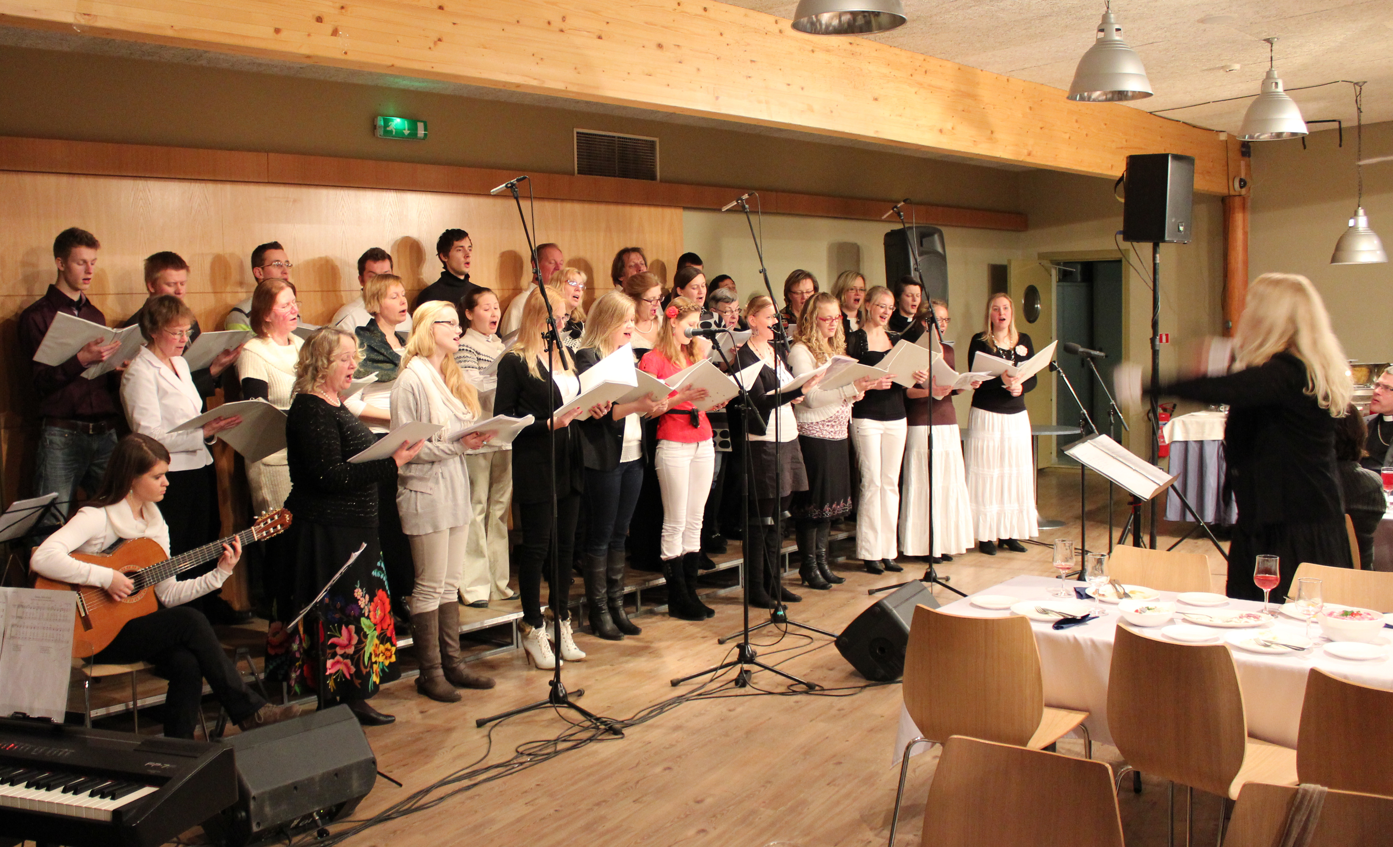 Misjonikoor lauloi papiston päivillä Virossa tammikuussa. Kuoroa johtaa Maarja Vardja. Kuva: Daniel Reinaru