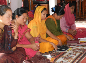 Aamuhartaus naisten johtajakoulutuksessa: Lähetysseuran yhteistyökumppani Nepalin kirkkojen kansallinen neuvosto järjestää naisille johtajuuskoulutusta. Jotkut osallistujat ovat perustaneet kotiseudulleen seurakunnan