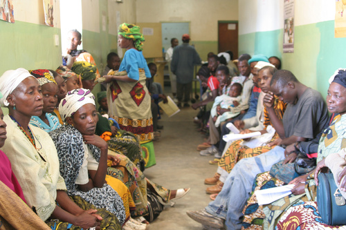 Potilaat odottavat lääkkeitään Ilembulan sairaalassa. Kuva Paula Laajalahti