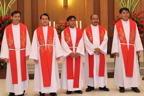 Thaimaan pienen luterilaisen kirkon juhlassa vihittiin viisi uutta pappia