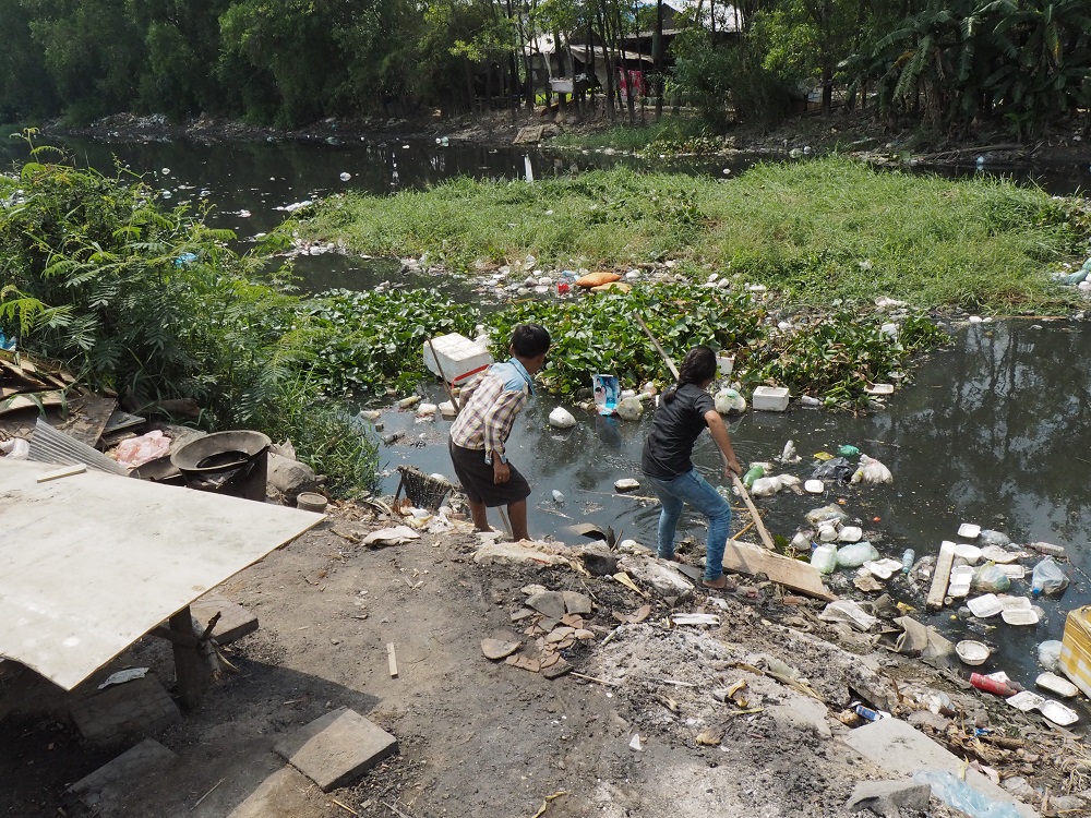 Lapset keräävät roskia Phnom Penhissä. Kuva Kimmo Kirves