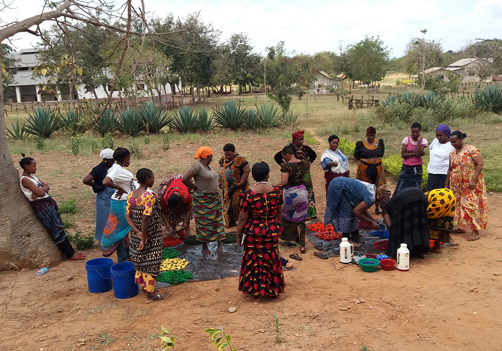 Naiset värjäävät batiikkia Tansaniassa.