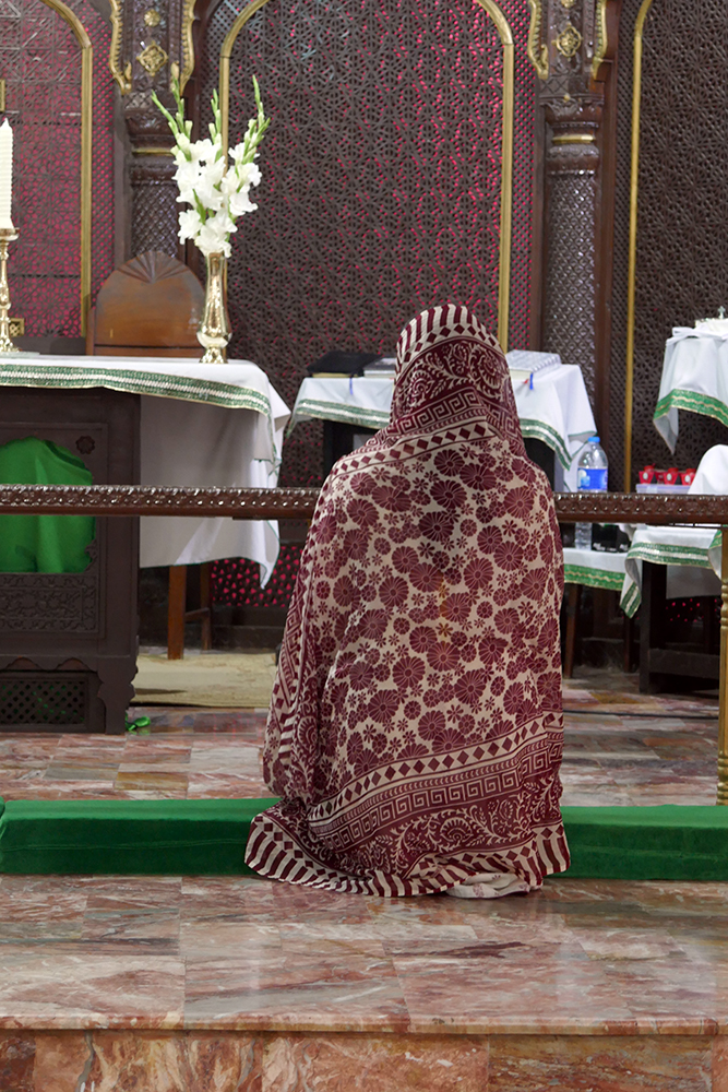 Rukoileva nainen All Saints -kirkossa Peshawarissa