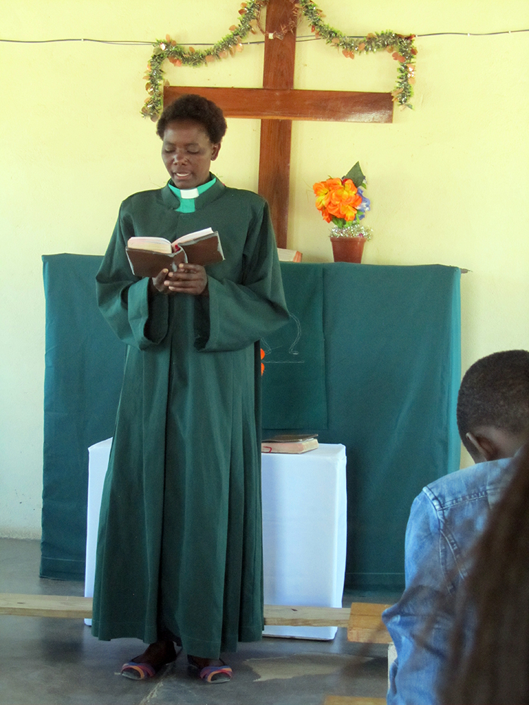 Maria Ndilishange liturgina jumalanpalveluksessa.