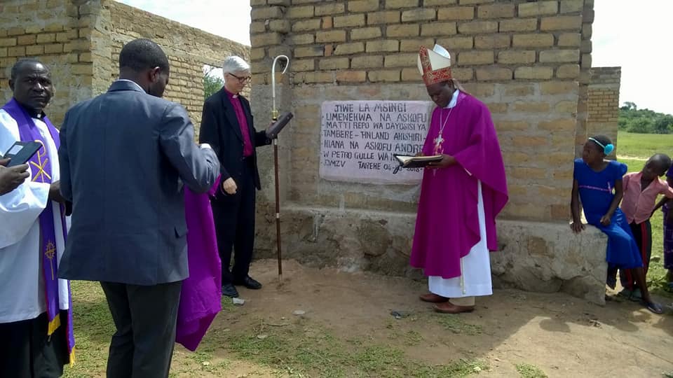 Maaliskuussa 2018 piispat Matti Repo ja Andrew Gulle muurasivat yhdessä uuden kirkon peruskiven.