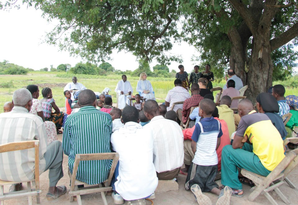 Jumalanpalvelus puun alla Tansaniassa.