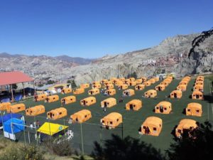 Jalkapallokentällä on siististi riviin pystytettyjä keltaisia telttoja.