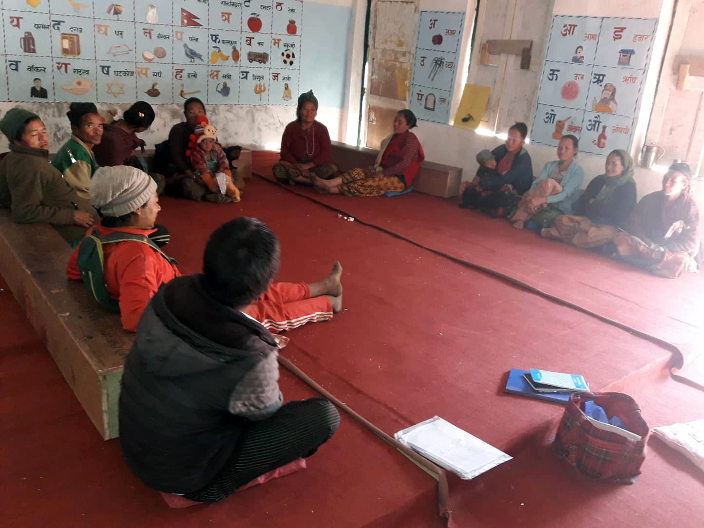Vanhempia valistetaan äidinkielisen opetuksen tärkeydestä Shree Tribhuvan Adharbhutin koulussa. Kuva UMN 