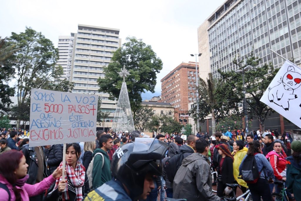 Ihmisiä mielenosoituksessa Bogotassa