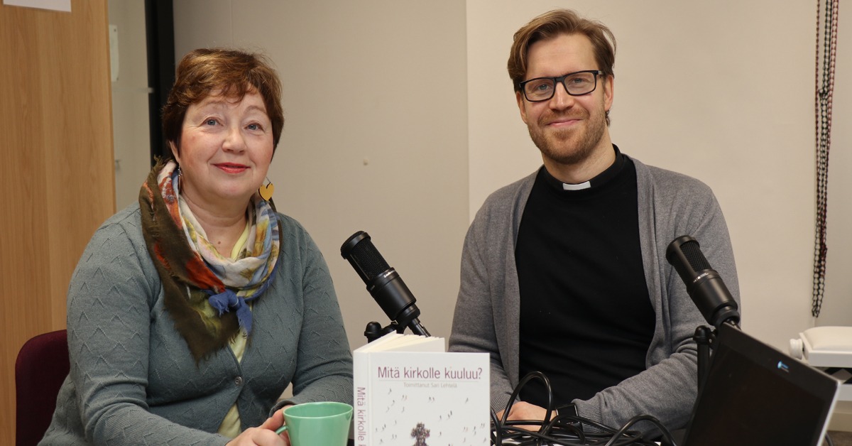 Sari Lehtelä ja Petri Patronen istuvat podcast-studiossa