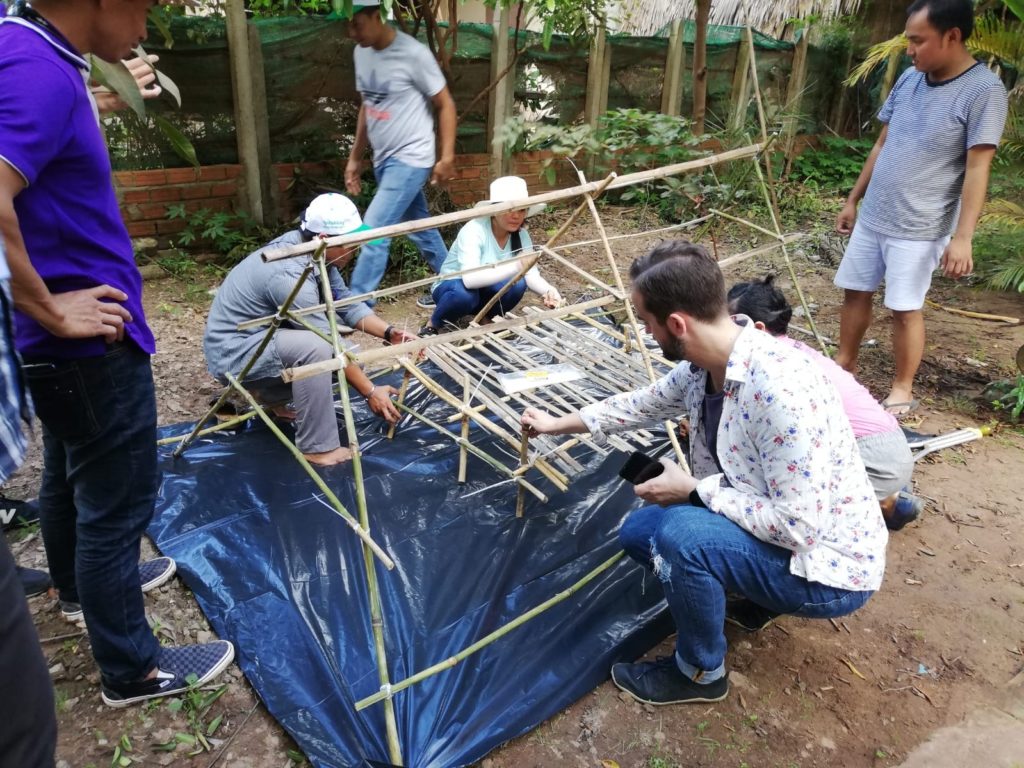 Koulutukseen osallistujat rakentavat kehikkoa aurinkokuivurille
