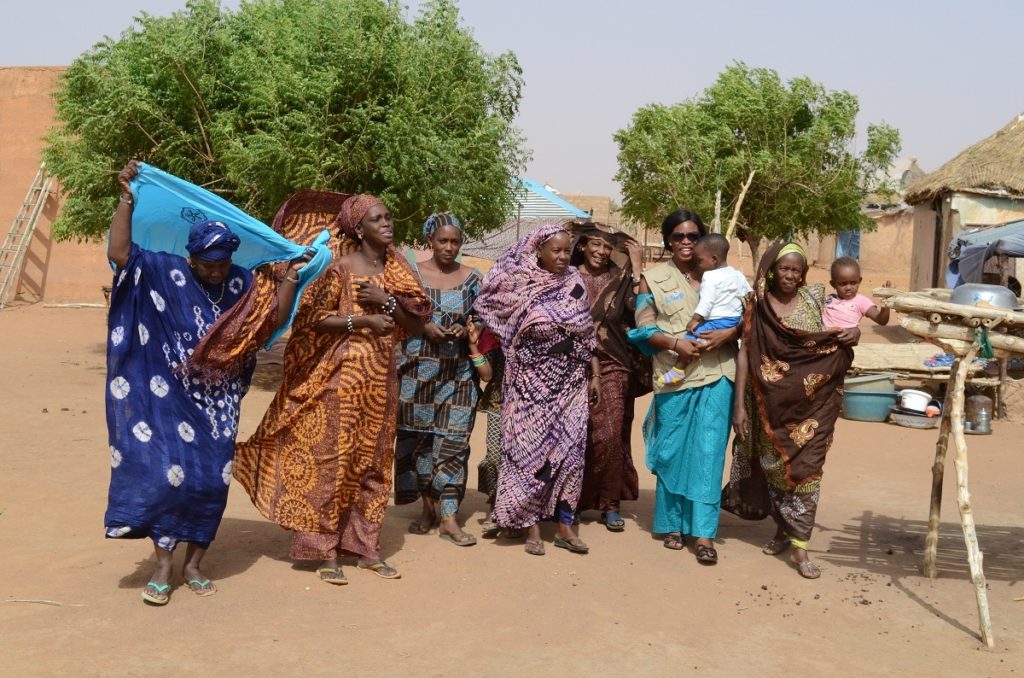 Mauritanilaiset naiset kävelevät yhtenä rintamana toisiaan rohkaisten kohti parepaa tulevaisuutta. Siihen johtaa muun muassa lasten kouluttaminen.