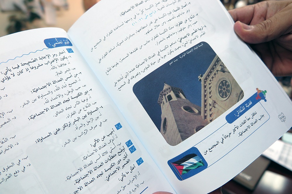 Betlehemissä sijaitseva luterilainen Joulukirkko on päässyt 12. kouluvuoden oppikirjan kuvitukseen.