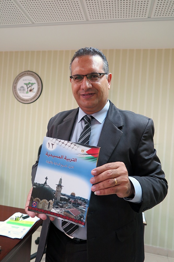 Dar al Kaliman koulun rehtori Anton B. Nassar on ollut mukana laatimassa kristinuskon oppimäärää. 