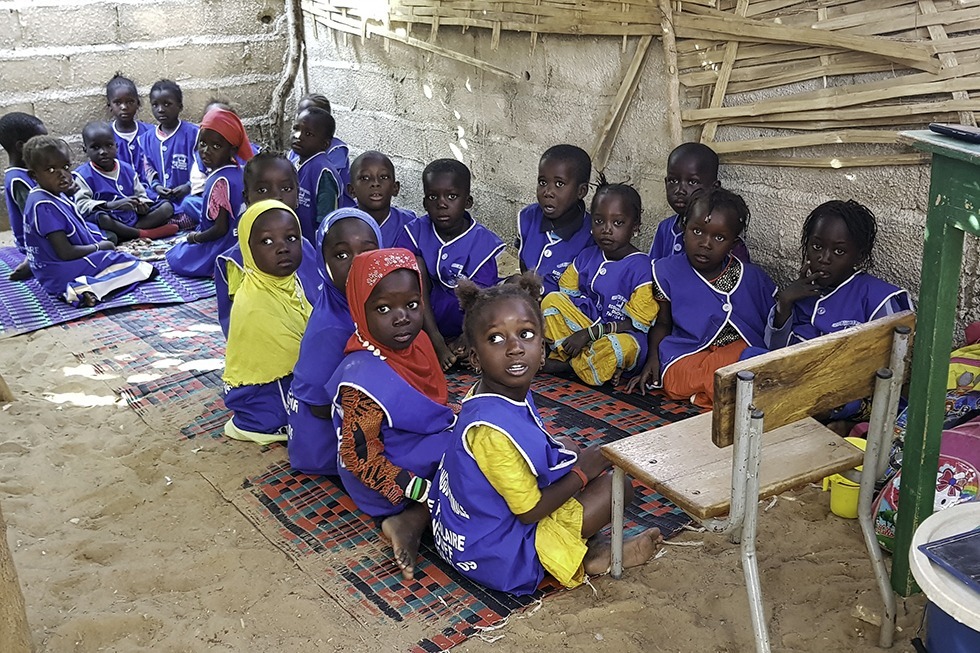 Senegalin luterilainen kirkko kehittää lukutaitoa opettamalla lapsia heidän omalla äidinkielellään.