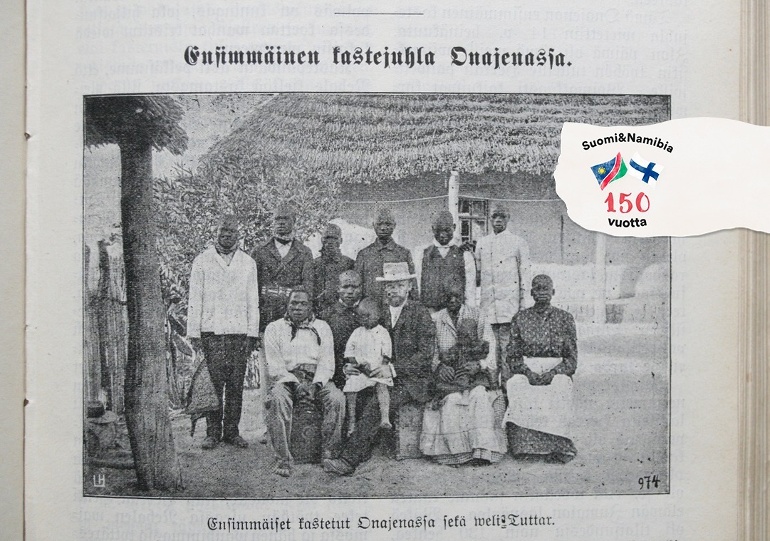 Onajenan seurakunnan ensimmäiset kastetut ryhmäkuvassa vuonna 1907. Heidän seurassaan lähetystyöntekijä Tuttar.