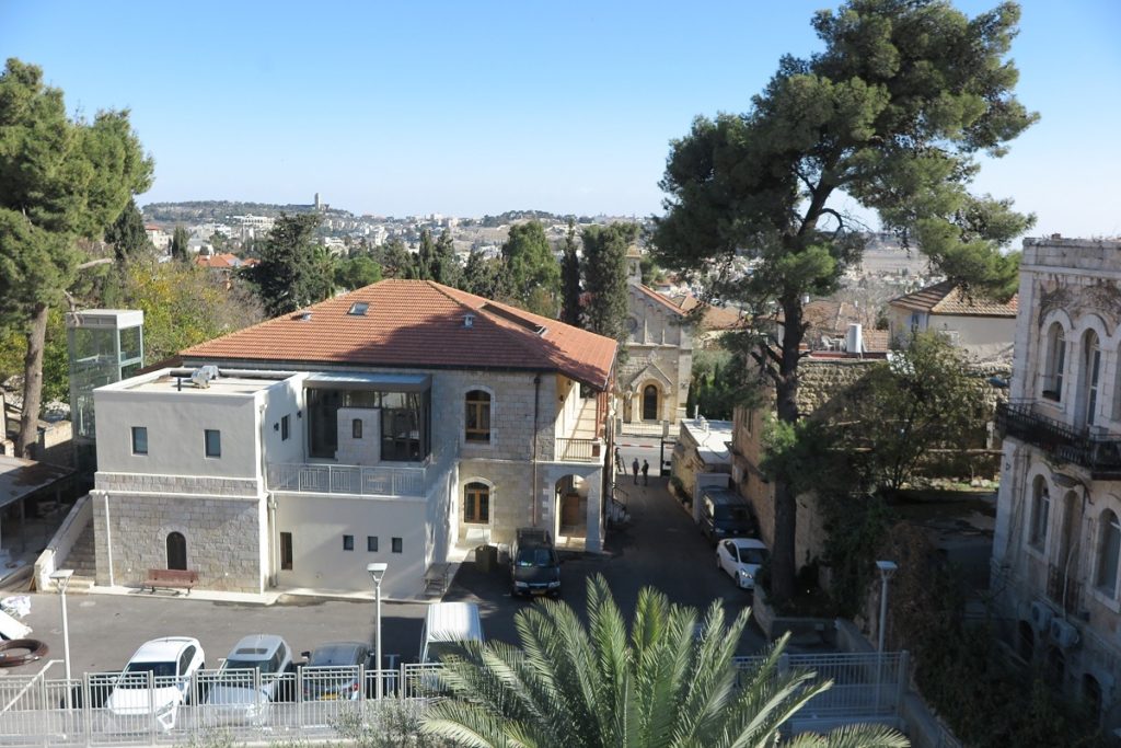 Lähetysseuran Jerusalemissa sijaitsevan Felm-keskuksen alatalon taustalla näkyy Öljymäki.