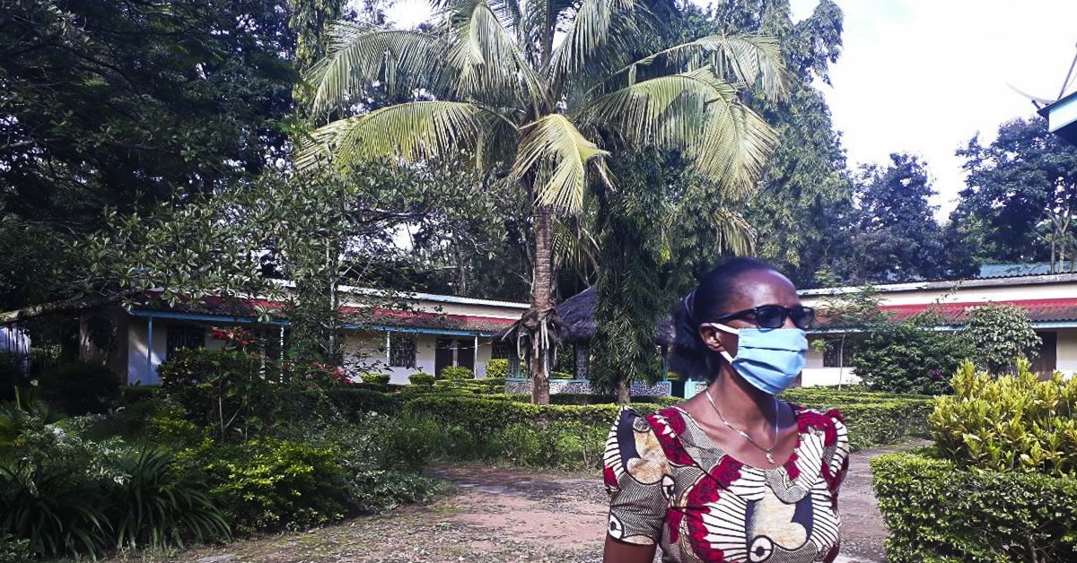 Nyakaton raamattuopiston rahastonhoitaja Mama Mangu käytti hengityssuojainta tyhjällä koulun pihalla.