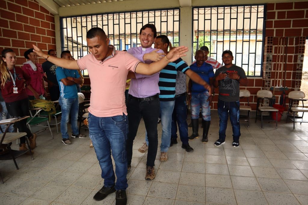 Rauhanfoorumin jäseniä tanssimassa jonossa Kolumbiassa,
