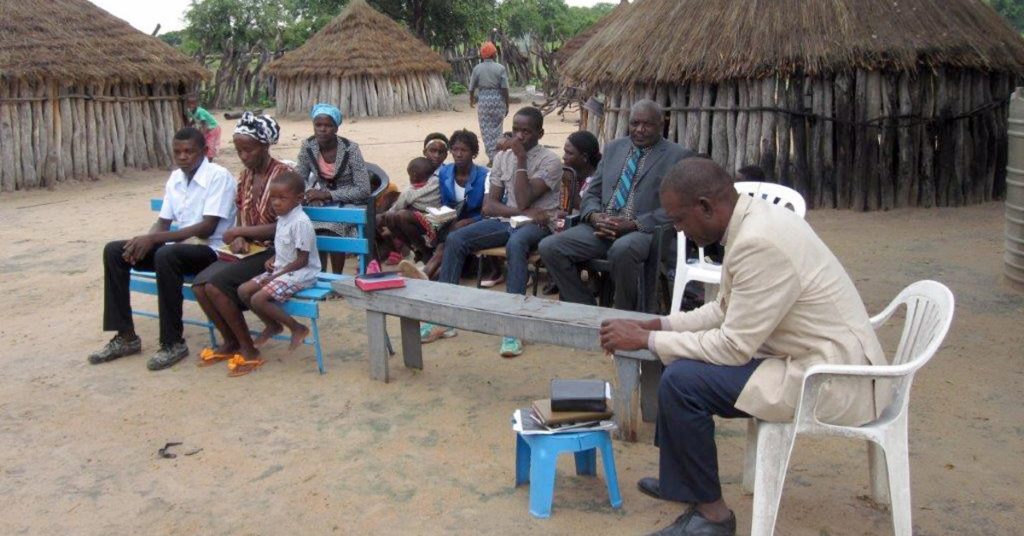 Jumalanpalvelus Ehafon seurakunnassa Angolassa. Sade oli kastellut kirkon ympäristön liejuiseksi, joten jumalanpalvelus pidettiin papi pihalla.