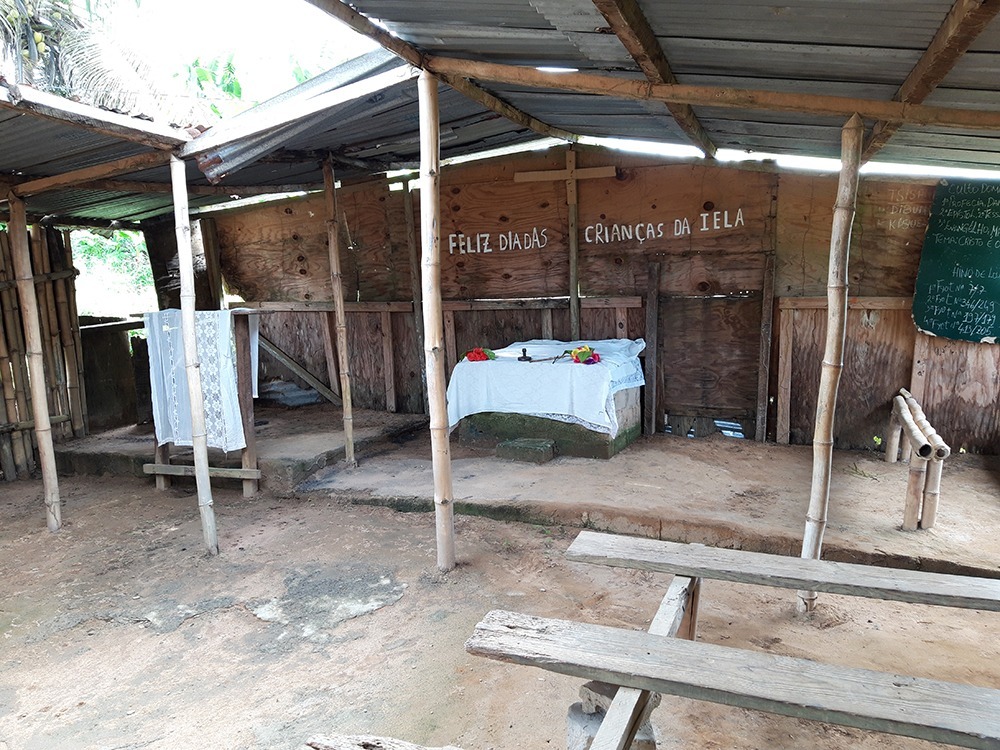 ”Hyvää lasten päivää”, toivottaa teksti kirkon seinällä Lândanan lähetysalueella Cabindassa. 