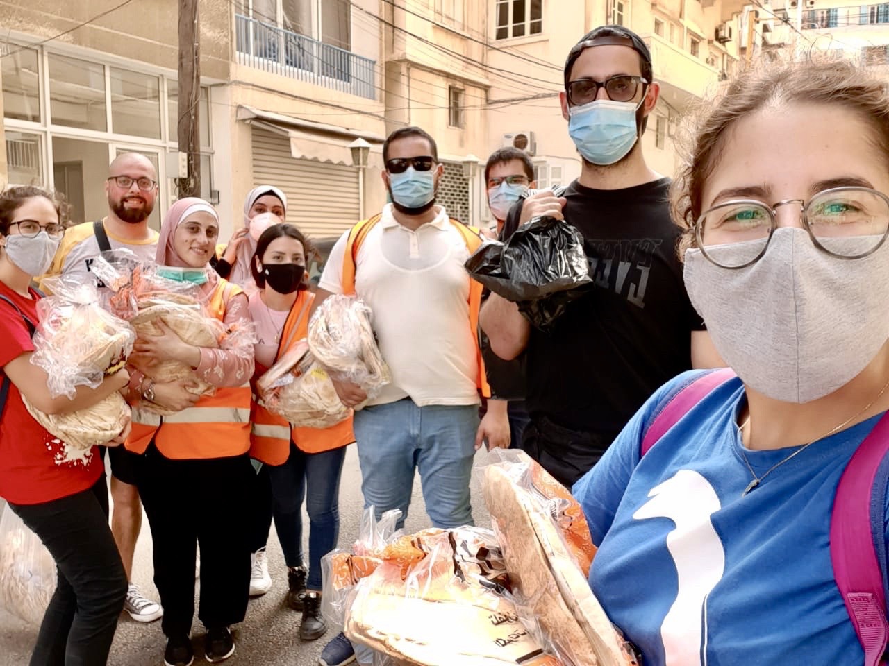 YMCA Libanonin vapaaehtoiset avustavat kunnostustöissä ja jakavat hätäapua.