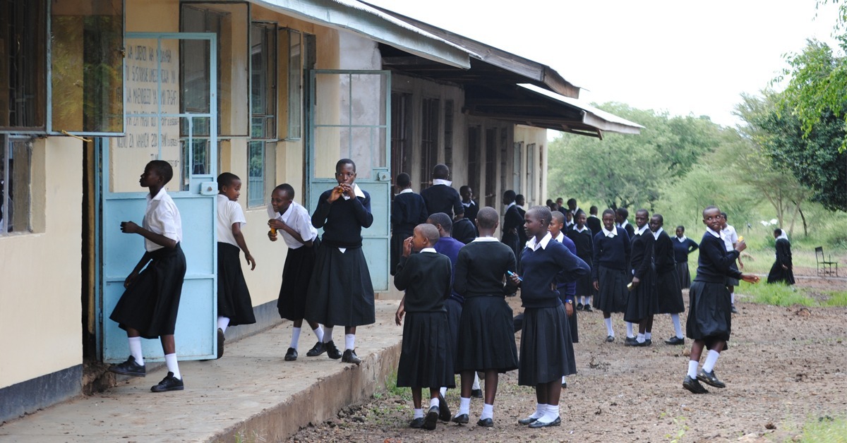 Yläkoulutyttöjä koulun pihalla Tansaniassa.