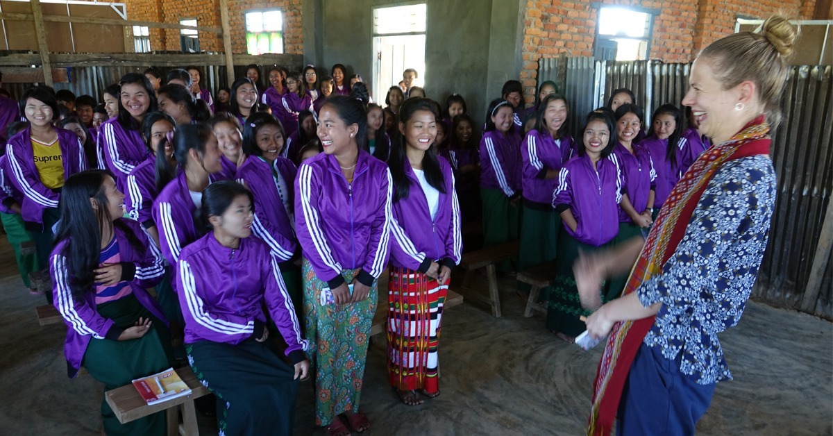 Kirkollisen työn koordinaattori Katariina Väisänen vierailulla Mara-kirkon koulussa Myanmarissa.