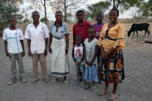 Julius Ntambin perhe on mukana hankkeessa, joka auttaa heitä sopeutumaan ilmastonmuutoksen seurauksiin.