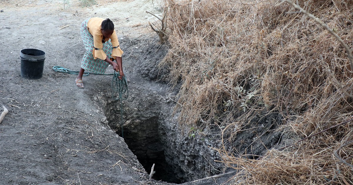 Susana Ntambi nostaa vettä kuopan pohjalta kuivuudesta kärsivässä kotikylässään Tanssaniassa.