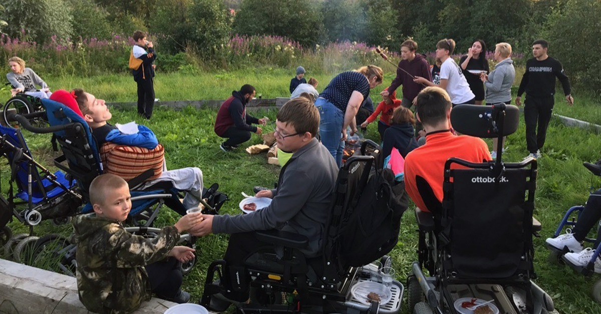 Vammaiset nuoret iltanuotiolla Každyj-säätiön kesäleirillä Venäjällä.