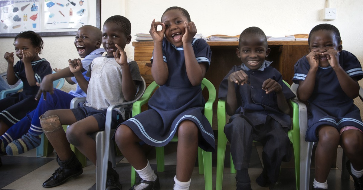 Zimbabwessa Lähetysseura tukee muun muassa kerhotoimintaa, jossa niin vammaiset kuin vammattomat lapset tutustuvat toisiinsa. Samalla vammaisuuteen liittyvät ennakkoluulot vähenevät koko yhteisössä.