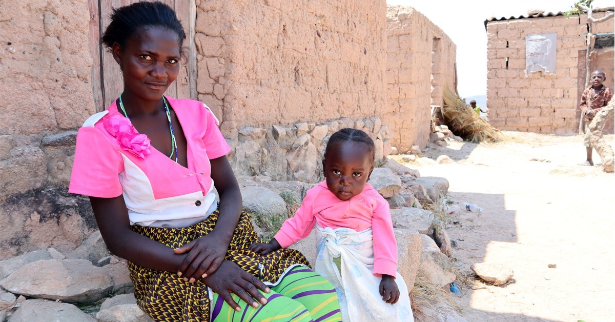 Cecília puolitoistavuotiaan Liambei-tyttärensä kanssa kotinsa edustalla Lubangoa ympäröivällä maaseudulla.