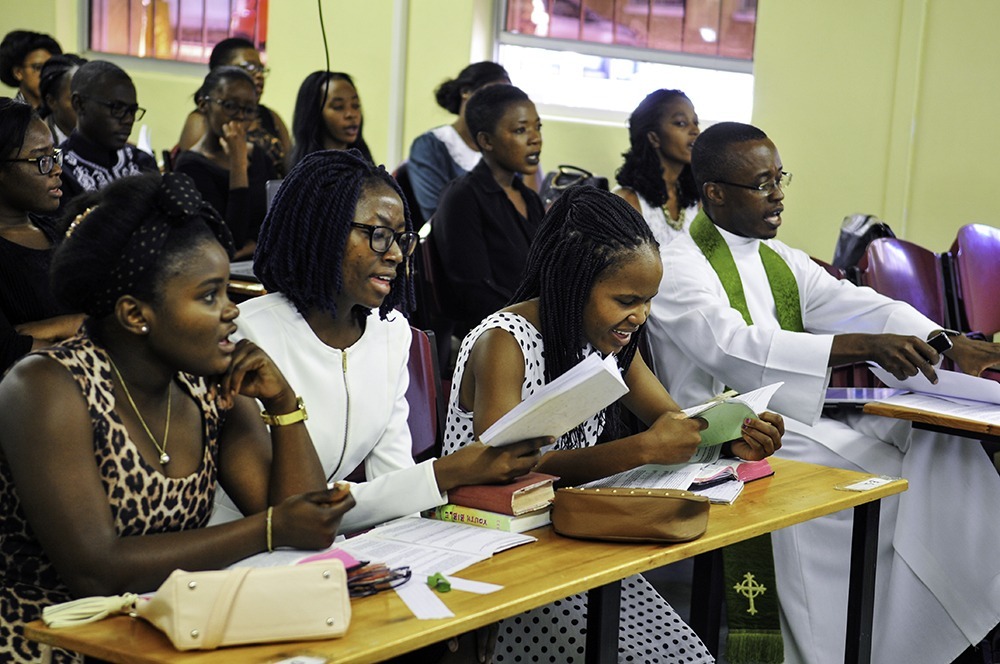 Opiskelijoita Namibian yliopiston jumalanpalveluksessa Windhoekissa. Kuva Päivi Repo