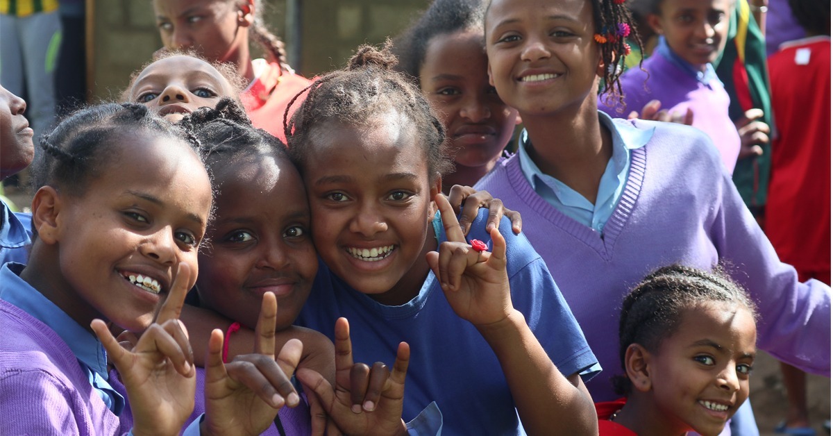 "Minä rakastan sinua", viittovat etiopialaisen Hosainan kuurojen koulun oppilaat.