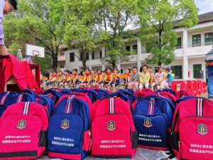 Hengnanin kunnassa sijaitsevan peruskoulun 46 taakse jätettyä lasta saivat lastenpäivän kunniaksi uudet koulureput sekä askarteluvälineitä.