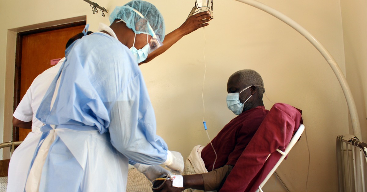 Potilas ja hoitohenkilökuntaa Tansanian ev-lut. kirkon sairaalassa.