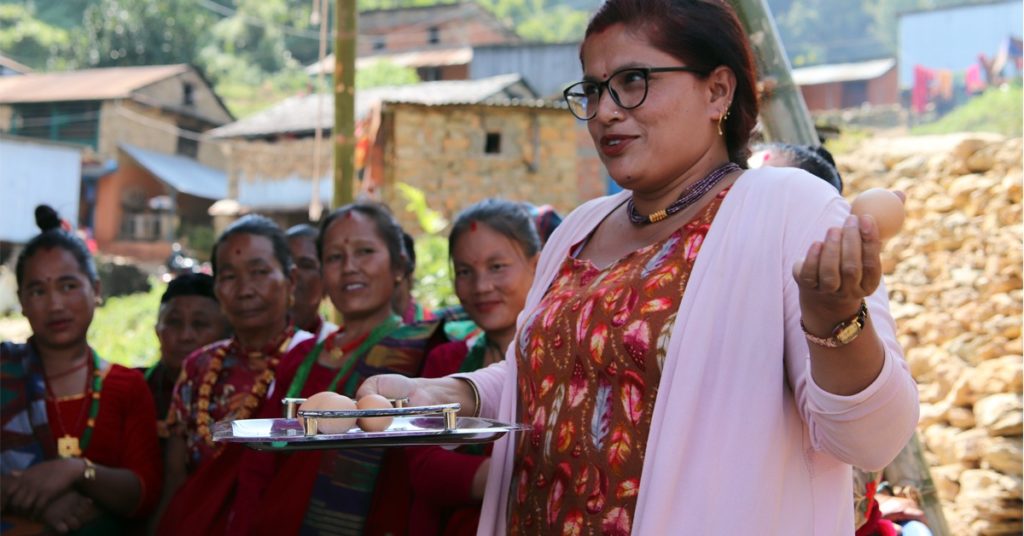 Sabina Regmi opettaa paikallista äitiryhmää monipuolisesta ravinnosta