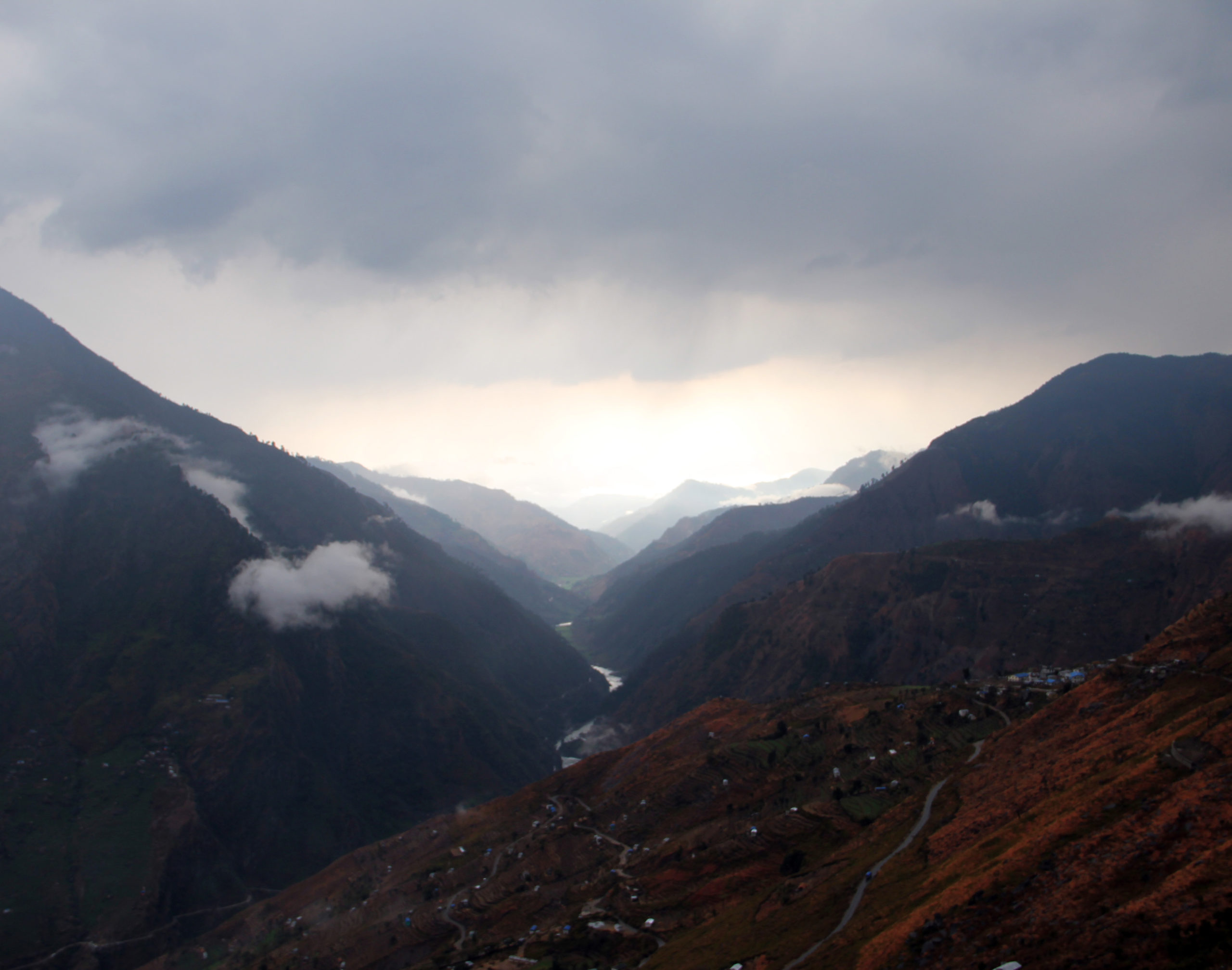 Sateinen maisema Länsi-Nepalin Kalikotin piirikunnan kukkuloilta.