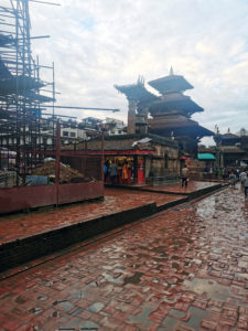 Sateinen katu Patanissa, Kathmandussa.
