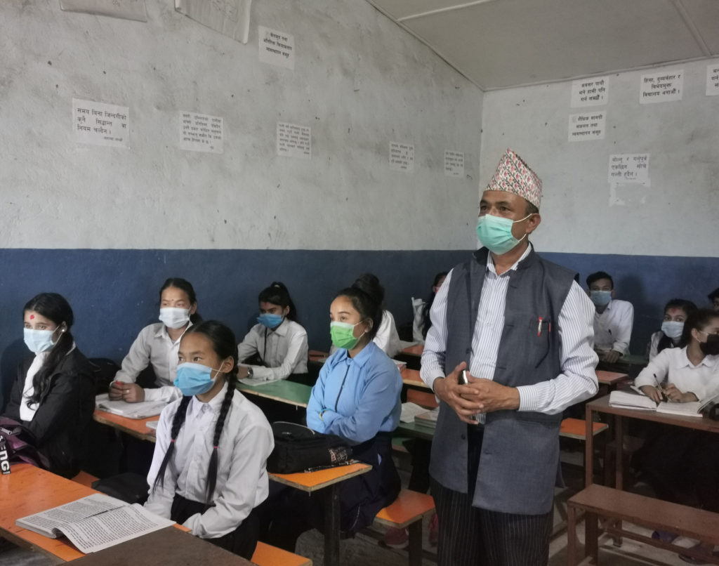 Opettaja ja oppilaita luokkahuoneessa Nepalissa