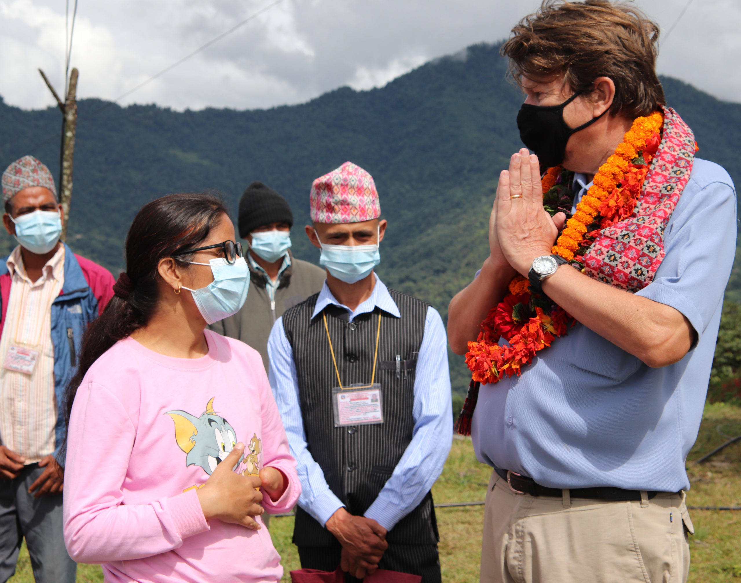 Suurlähettiläs Pertti Anttinen tapaa vammaisten vertaistukiryhmää Nepalissa.