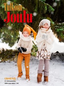 Kuvassa vaaleisiin vaatteisiin pukeutunut pieni poika heittelee lumipalloja siskonsa kanssa, kuusi taustalla.