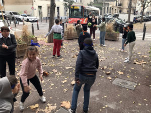 Lapsia leikkimässä ulkona Marseillessa.