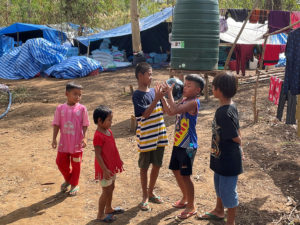 Pikkulapsia leikkimässä pakolaisleirillä.