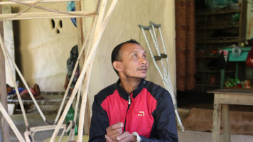 Chabilal Chaudharin vieressä on hänen rakentamansa bambuinen huonekalu.
